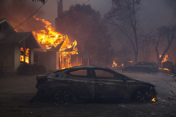 Πύρινος εφιάλτης στην Καλιφόρνια: Απανθρακώθηκαν μέσα σε αυτοκίνητα - Τεράστια εκκένωση