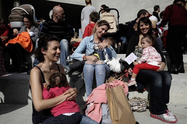 Εκατοντάδες μητέρες συμμετέχουν στον Πανελλαδικό Ταυτόχρονο Δημόσιο Θηλασμό