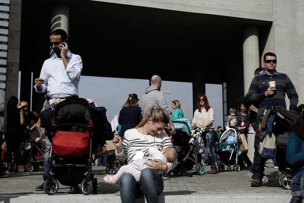 Εκατοντάδες μητέρες συμμετέχουν στον Πανελλαδικό Ταυτόχρονο Δημόσιο Θηλασμό