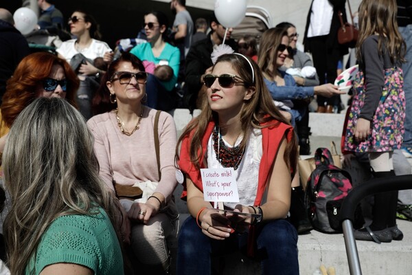 Εκατοντάδες μητέρες συμμετέχουν στον Πανελλαδικό Ταυτόχρονο Δημόσιο Θηλασμό