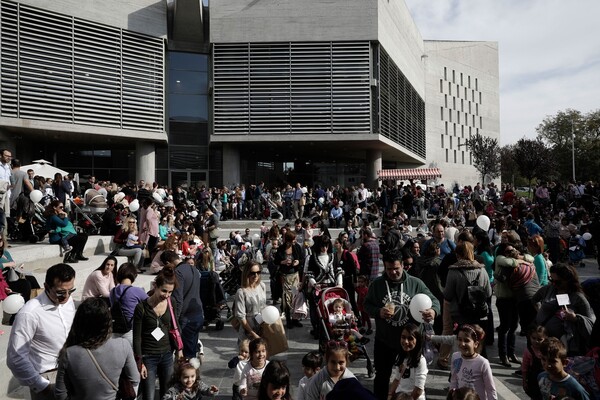 Εκατοντάδες μητέρες συμμετέχουν στον Πανελλαδικό Ταυτόχρονο Δημόσιο Θηλασμό