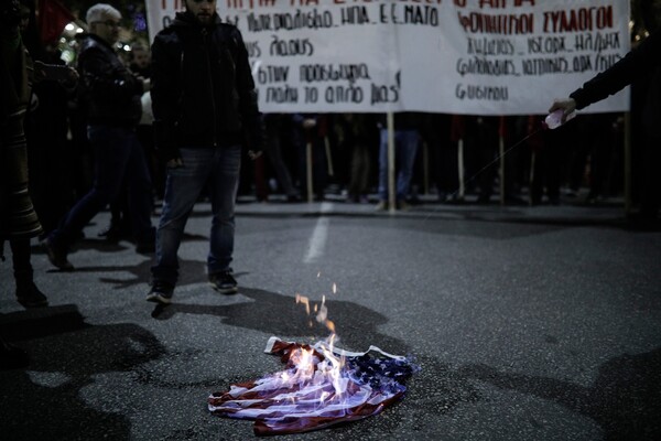 Διαδηλώσεις στη Θεσσαλονίκη κατά της επίσκεψης Ομπάμα - Έκαψαν αμερικανική σημαία