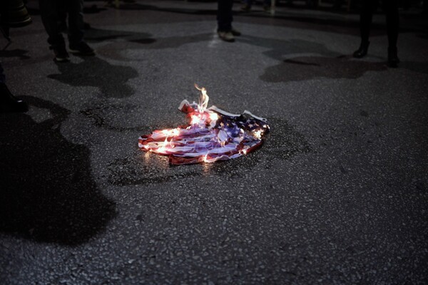 Διαδηλώσεις στη Θεσσαλονίκη κατά της επίσκεψης Ομπάμα - Έκαψαν αμερικανική σημαία