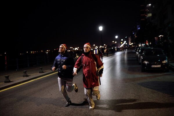 Οι Santa Runners τρέχουν στο κέντρο της Θεσσαλονίκης για καλό σκοπό