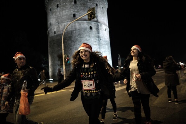 Οι Santa Runners τρέχουν στο κέντρο της Θεσσαλονίκης για καλό σκοπό