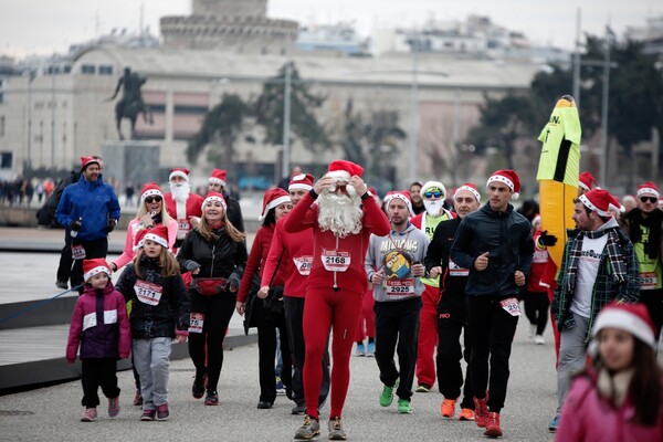 Santa Run Θεσσαλονίκη: Αϊ Βασίληδες- δρομείς στην πλατεία Αριστοτέλους για καλό σκοπό