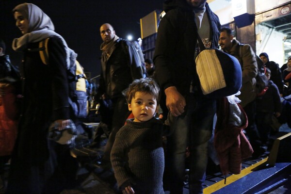 Άλλοι 400 πρόσφυγες αναχώρησαν από τη Μυτιλήνη- Μέλη οικογενειών ή άλλων ευάλωτων ομάδων