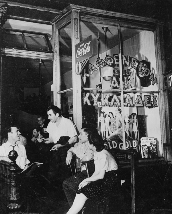 Κι όμως, ο πολύς Weege, μεταξύ εγκλημάτων, φωτογράφισε ένα ελληνικό μαγαζί στη Νέα Υόρκη του 1943