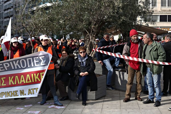 Χιλιάδες διαδηλωτές στο Σύνταγμα - Συνεχίζονται οι πορείες με το κέντρο να παραμένει κλειστό