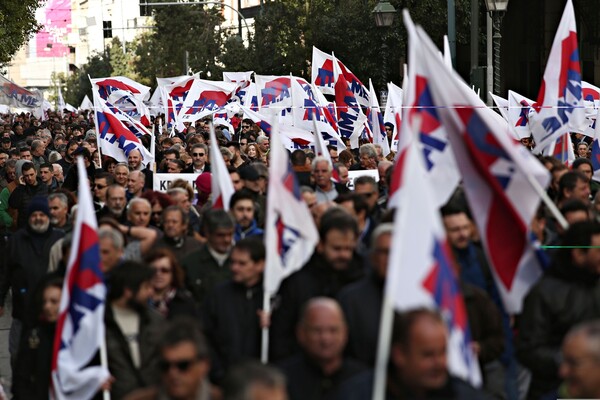 Χιλιάδες διαδηλωτές στο Σύνταγμα - Συνεχίζονται οι πορείες με το κέντρο να παραμένει κλειστό