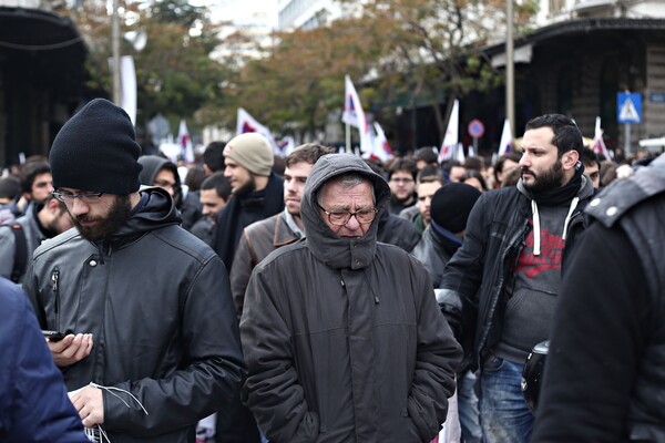 Χιλιάδες διαδηλωτές στο Σύνταγμα - Συνεχίζονται οι πορείες με το κέντρο να παραμένει κλειστό