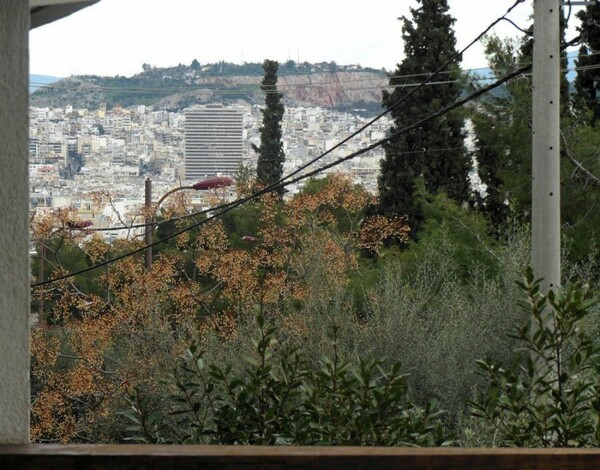 Στο Παρίσι βλέπουν τη θέα απ' τα παράθυρα της Αθήνας ///