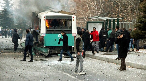 13 νεκροί από την βομβιστική επίθεση στην Τουρκία - Oι πρώτες φωτογραφίες από το σημείο της έκρηξης