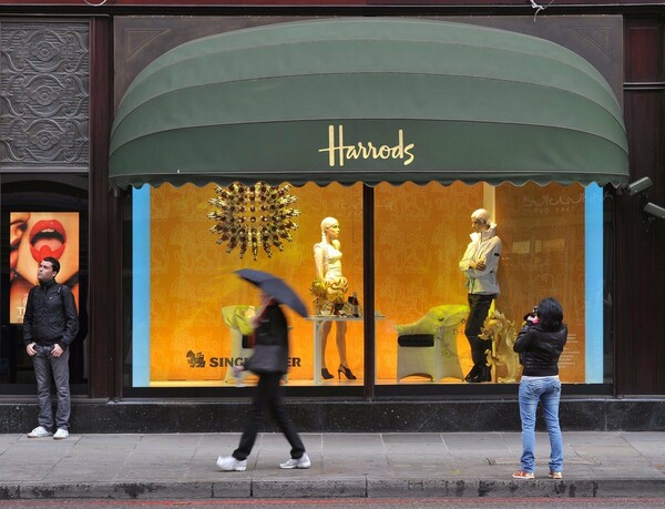 Η γυναίκα που ξόδεψε 16 εκατ. λίρες στα Harrods - Το ένοχο παρελθόν του συζύγου περιπλέκει την υπόθεση