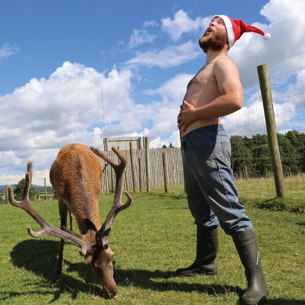 Δείτε αυτές τις φωτογραφίες με ημίγυμνους Ιρλανδούς αγρότες και τα ζώα συντροφιάς τους