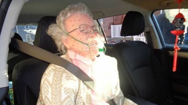Aστυνομικοί έσπασαν τα παράθυρα αυτοκινήτου για να σώσουν αυτή την ηλικιωμένη κυρία, αλλά δεν ήταν πραγματική