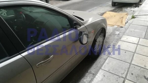 Θεσσαλονίκη: Άγνωστος διέλυσε σταθμευμένα οχήματα και μηχανάκια
