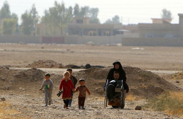 Η συγκινητική ιστορία του Ιρακινού με το αναπηρικό αμαξίδιο που διασχίζει το Ιράκ για να σωθεί από το Ισλαμικό Κράτος