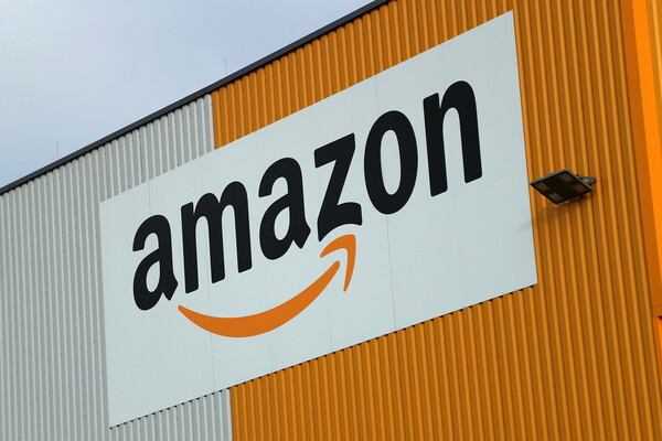 Η Amazon αυξάνει τον κατώτατο μισθό για τους εργαζόμενους της
