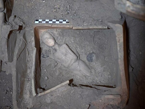 Στο φως νέοι αρχαιολογικοί θησαυροί στη Σαντορίνη – Το μαρμάρινο γυναικείο ειδώλιο που εντυπωσιάζει