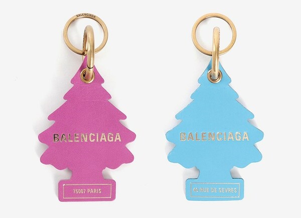 O Balenciaga αντέγραψε τα διάσημα αποσμητικά σε σχήμα δέντρου και τώρα η εταιρία του κάνει μήνυση