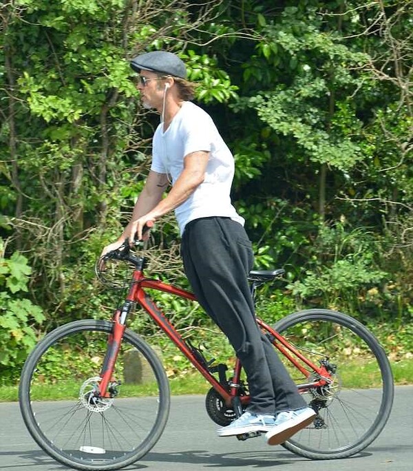 Βόλτες με ποδήλατο στο Λονδίνο: Ο Μπραντ Πιτ για δέκα ημέρες μαζί με τα παιδιά του