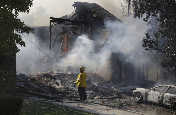 Πύρινος εφιάλτης στην Καλιφόρνια: Απανθρακώθηκαν μέσα σε αυτοκίνητα - Τεράστια εκκένωση