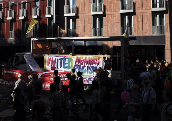 Μεγάλη διαδήλωση κατά του ρατσισμού στο Βερολίνο (ΦΩΤΟΓΡΑΦΙΕΣ)