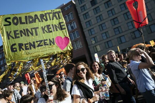 Μεγάλη διαδήλωση κατά του ρατσισμού στο Βερολίνο (ΦΩΤΟΓΡΑΦΙΕΣ)