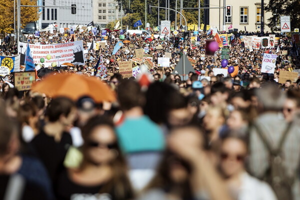 Μεγάλη διαδήλωση κατά του ρατσισμού στο Βερολίνο (ΦΩΤΟΓΡΑΦΙΕΣ)