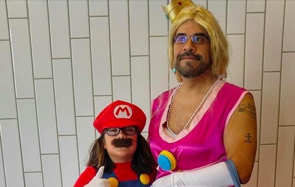 Ο πατέρας που ντύθηκε Princess Peach για να συνοδεύσει την κόρη του απαντά σε όσους τον χλεύασαν