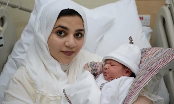 Μία 24χρονη που κατέψυξε την ωοθήκη της σε ηλικία 9 ετών, μόλις γέννησε ένα υγιέστατο αγοράκι