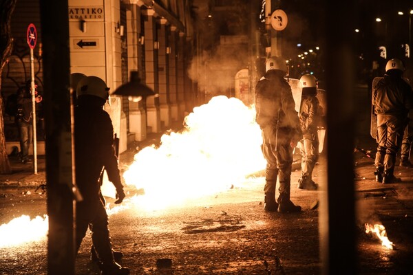 Μολότοφ σε διμοιρία των ΜΑΤ στη συμβολή των οδών Πατησίων και Τοσίτσα