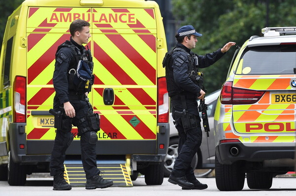 Ελεγχόμενη έκρηξη ύποπτου δέματος κοντά στο βρετανικό κοινοβούλιο
