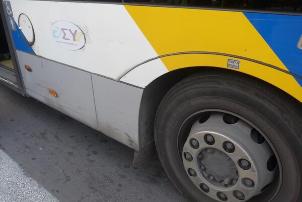 Επιθέσεις σε λεωφορεία σε Συγγρού και Αγίους Αναργύρους- Τραυματίστηκε μια επιβάτης