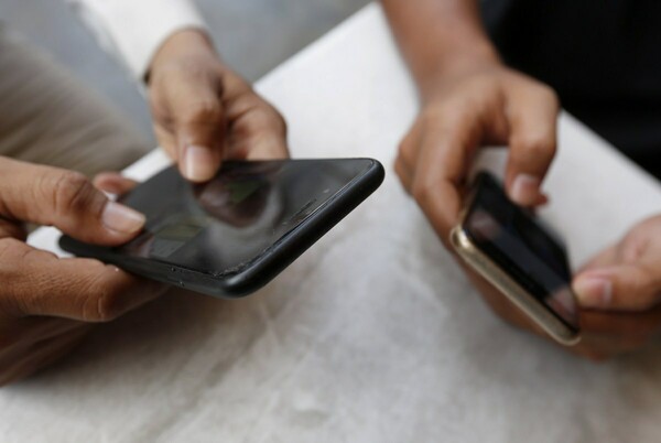 Έρευνα: 3 στους 4 βγάζουν το smartphone για να αποφύγουν ανεπιθύμητους στον ίδιο χώρο
