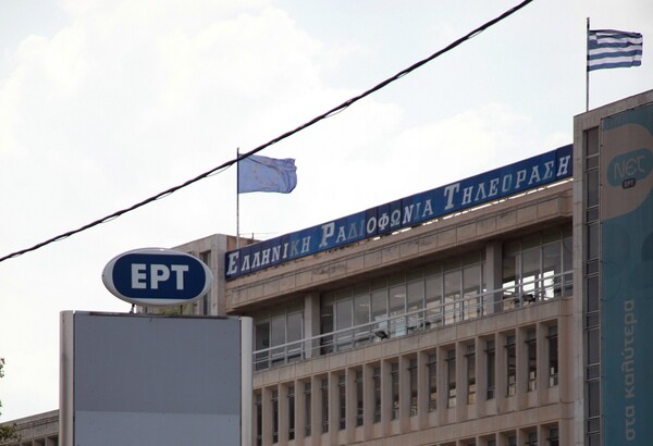 Δημοσιογράφοι της ΕΡΤ καταγγέλλουν πως η κυβέρνηση χειραγωγεί την κρατική τηλεόραση