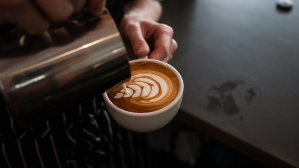 Πόσο θα ακριβύνει ο καφές, ποιους θα επηρεάσει και ποιο είδος θα δεχτεί το μεγαλύτερο πλήγμα