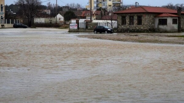 Καταστροφικό το πέρασμα του κυκλώνα στην Στερεά - Πληροφορίες για εγκλωβισμένη μητέρα με παιδιά στην Εύβοια