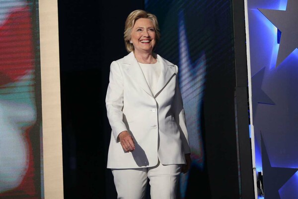 Γιατί πολλές γυναίκες στις ΗΠΑ θα ψηφίσουν ντυμένες στα λευκά