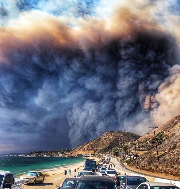 Φονικές πυρκαγιές στην Καλιφόρνια: Ξεπερνούν τους 25 οι νεκροί - Απειλείται το Μαλιμπού