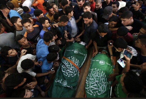 Χιλιάδες άνθρωποι στις κηδείες των 7 Παλαιστίνιων που σκοτώθηκαν χθες στη Γάζα