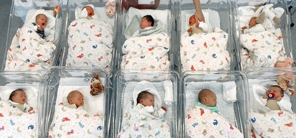 Θεαματικά μεγάλη η μείωση των γεννήσεων παγκοσμίως - Η Ελλάδα στη φάση μείωσης πληθυσμού