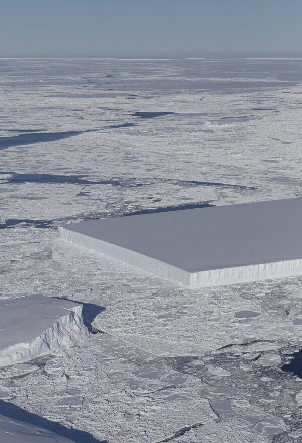 Ένα πρωτοφανές γεωμετρικό παγόβουνο σαν γιγάντιο παγάκι φωτογράφησε η NASA