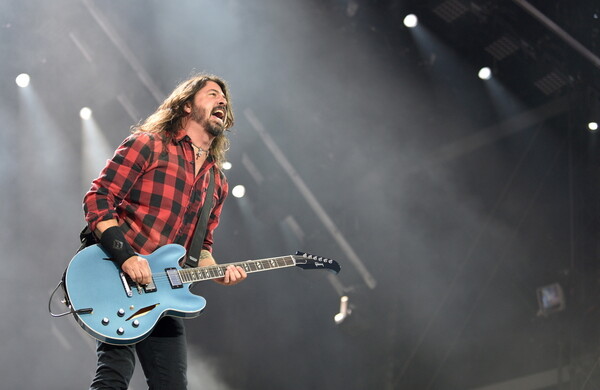 O Dave Grohl των Foo Fighters διοργάνωσε μπάρμπεκιου για τους ακούραστους πυροσβέστες της Καλιφόρνιας