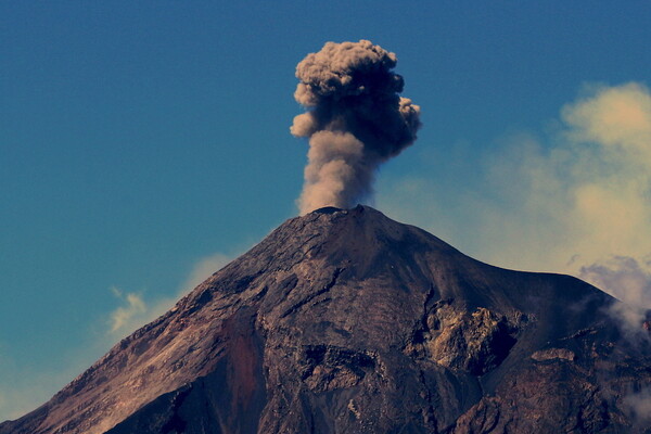«Ξύπνησε» ξανά το ηφαίστειο Φουέγκο στη Γουατεμάλα- Προκάλεσε 190 θανάτους τον Ιουνιο