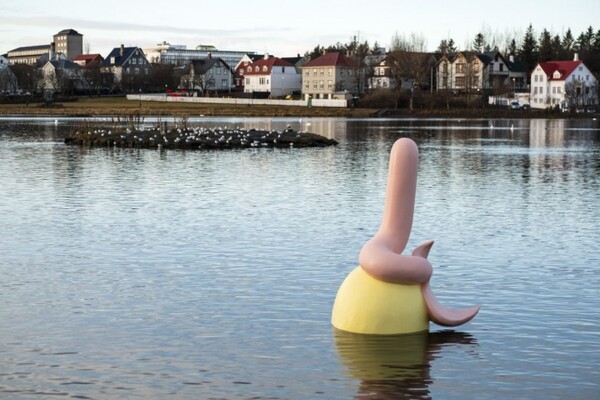 Αντιδράσεις για το γλυπτό «hot dog» στη μέση μιας λίμνης της Ισλανδίας- Τι απαντά η καλλιτέχνης
