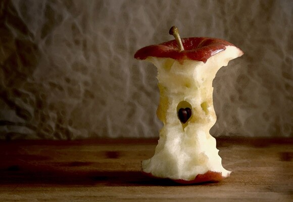 Μπορείτε να διακρίνετε τις φιγούρες στο μήλο;