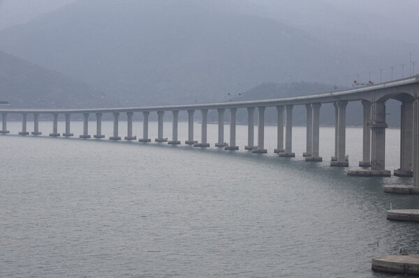 Η μεγαλύτερη θαλάσσια γέφυρα του κόσμου είναι έτοιμη - Δείτε τις εντυπωσιακές φωτογραφίες