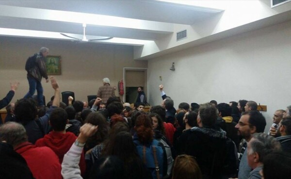 Οργισμένοι διαδηλωτές διέκοψαν και πάλι πλειστηριασμό ακινήτου στα δικαστήρια Θεσσαλονίκης